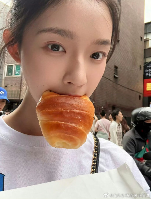 林允周雨彤首尔逛吃 排队买面包太接地气