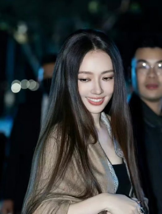 42岁郭碧婷纯素颜被拍，状态反差引热议