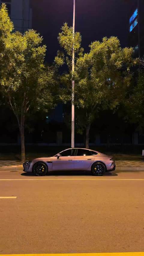 欣赏一波SU7的高颜值！紫色更有韵味，尤其在夜间
