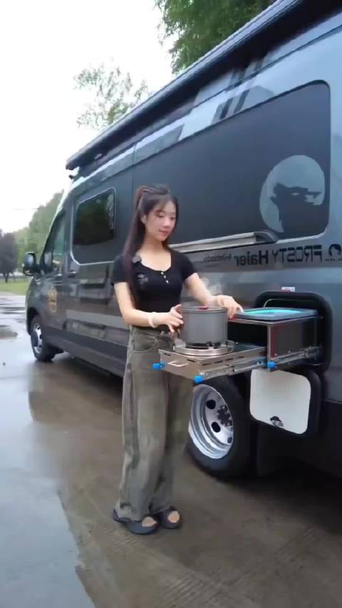 精致姐妹的精致房车生活，从上到下、从里到外都透着一股精致的味儿