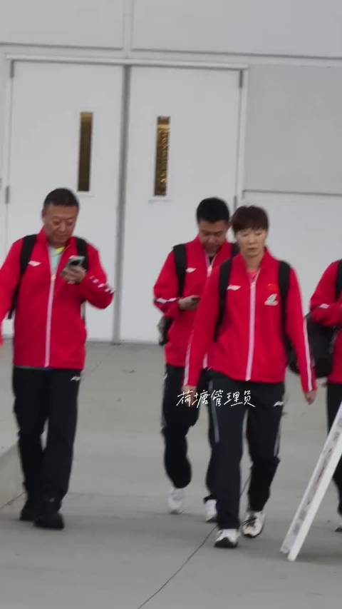 王曼昱3比0艾琳晋级美国大满贯女单32强，赛后和队友开心下班