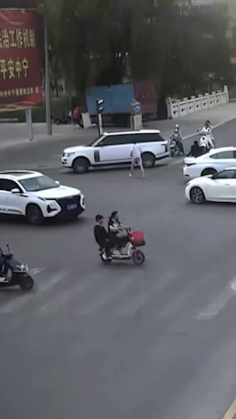 无证驾驶撞摩托逃逸，遇警车秒被抓