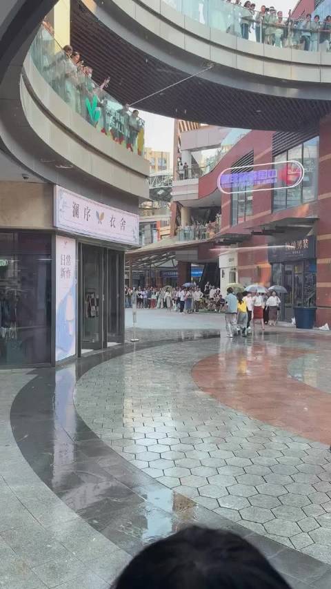 关晓彤林一拍戏路透 男帅女美，跟周围人都不像在一个图层