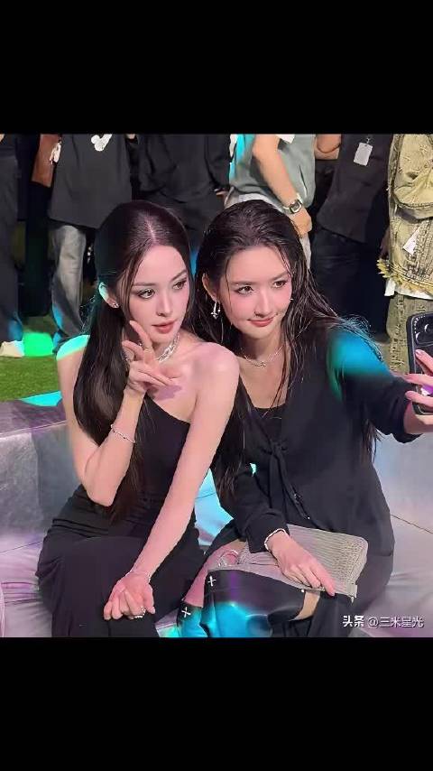 古力娜扎王玉雯合影引热议，面部折叠度显差异