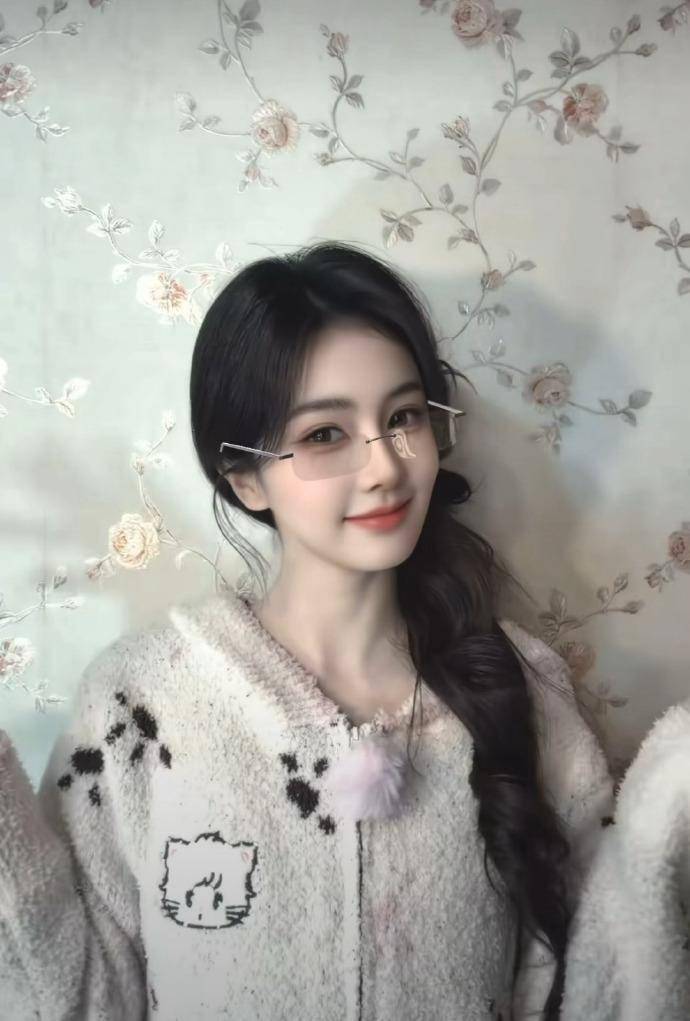 白鹿“娃娃脸”被封“人间手办”_手势_指尖_李佩仪