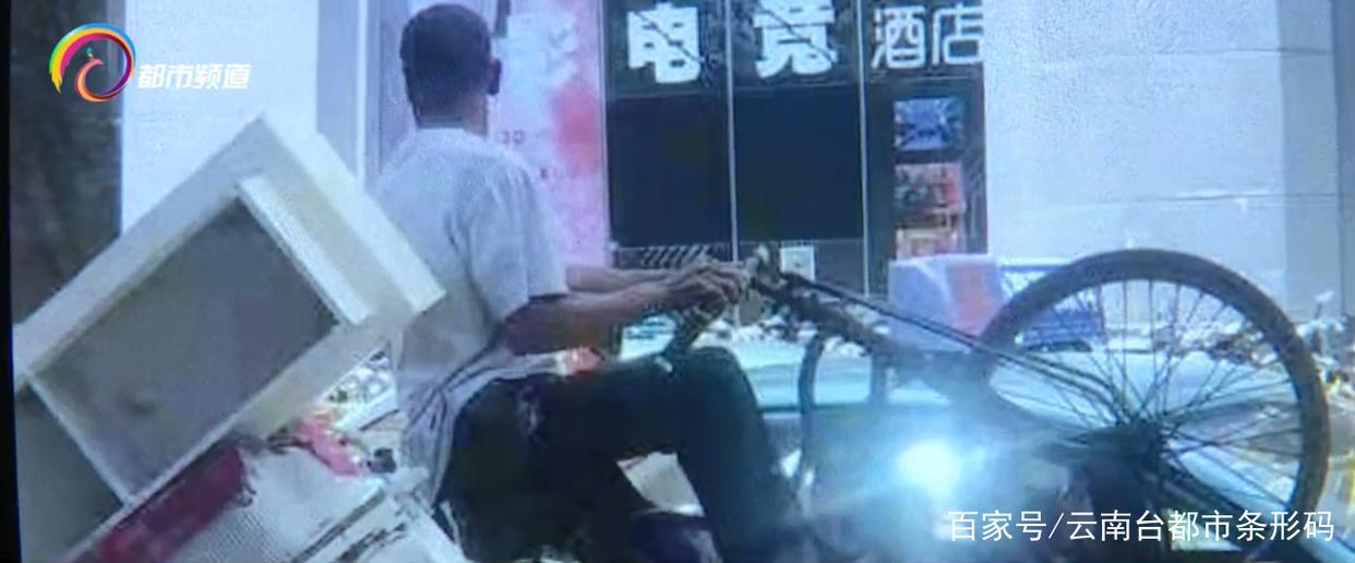 大写的尴尬! 三轮车“骑”上出租  骑车人困在“半空”
