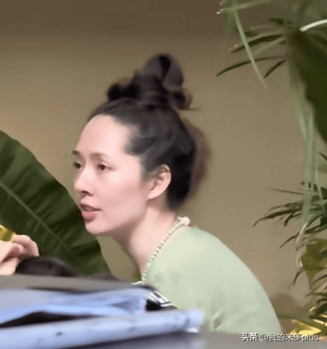 42岁郭碧婷近况曝光！西双版纳偶遇坐街边聊天，松弛状态很耐看