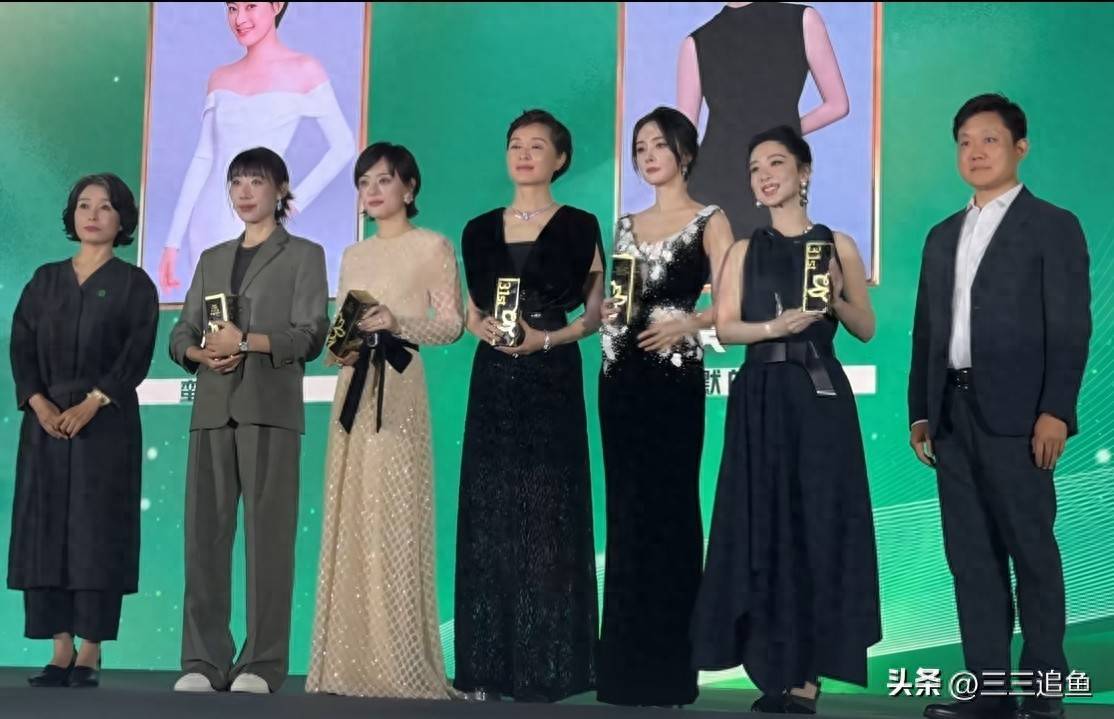 上海这晚,杨幂瘦了,吴越站C位耀眼,迟蓬穿着得体,好美