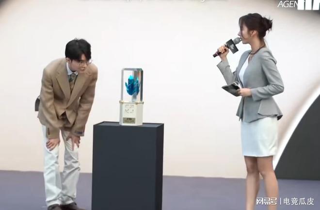 拳头再次送李哥跑车！Faker：定制奔驰只拉夏季赛carry的队友
