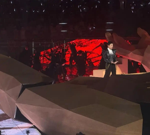应采儿坦言58岁陈小春跑商演倍感疲惫，俩儿子年学费近百万，网友直言：不来大陆港星难扛家庭重担
