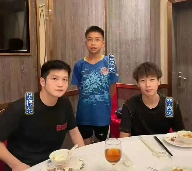 跟樊振东合影的小男孩，考进北大了！隔空喊话樊振东