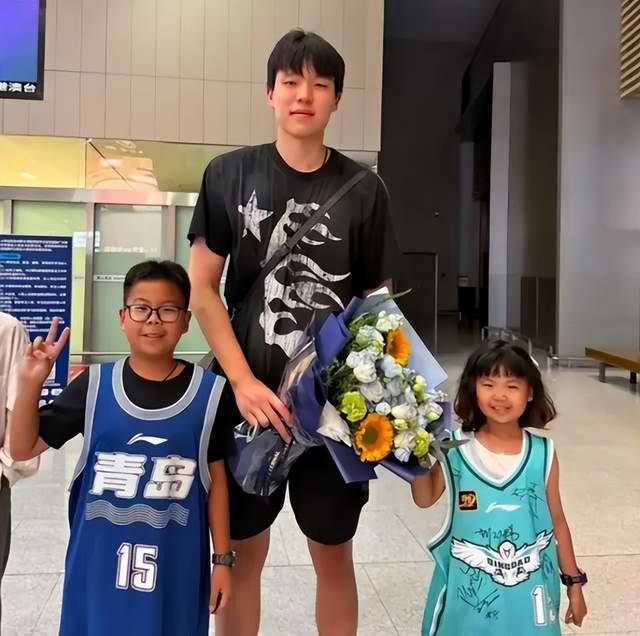 杨瀚森荣耀归来！备战世预赛深夜抵达青岛，霸气发声助力中国男篮