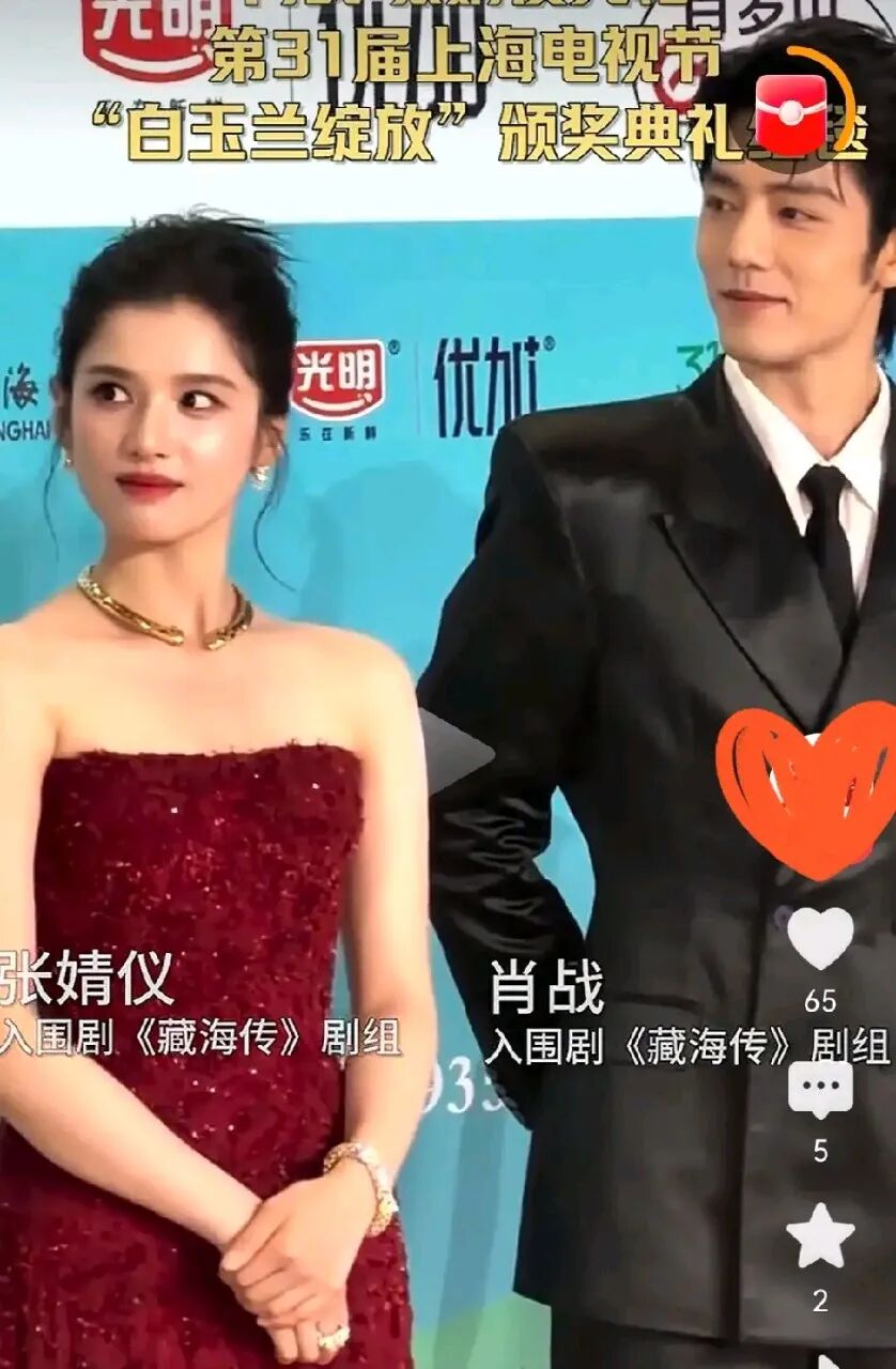 白玉兰压轴名场面!肖战张婧仪同框走红毯，相视一笑引爆全场_星综趣探社