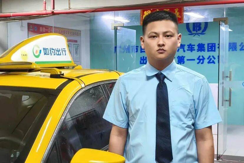 广州一女子欲跳桥轻生,被路过的哥一把拽回后崩溃跑走,的哥在身后边追边劝跑掉一只鞋,仍光脚飞奔确认其安全