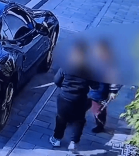 豪车也怕熊孩子!法拉利被两小孩刮花 车主获赔1.6万元