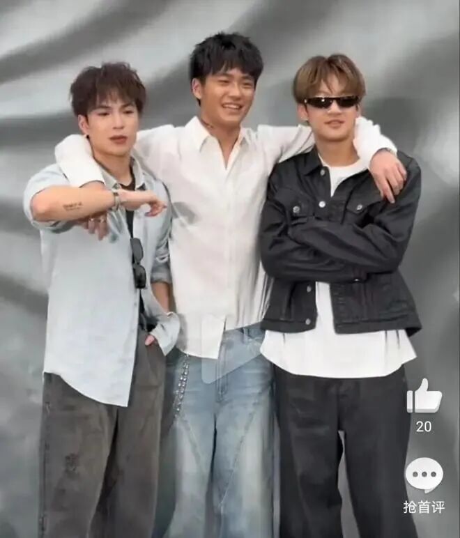 王中磊、冉莹颖、曹格儿子罕见同框!曾经的萌娃全“男大十八变”,网友:我的青春结束了