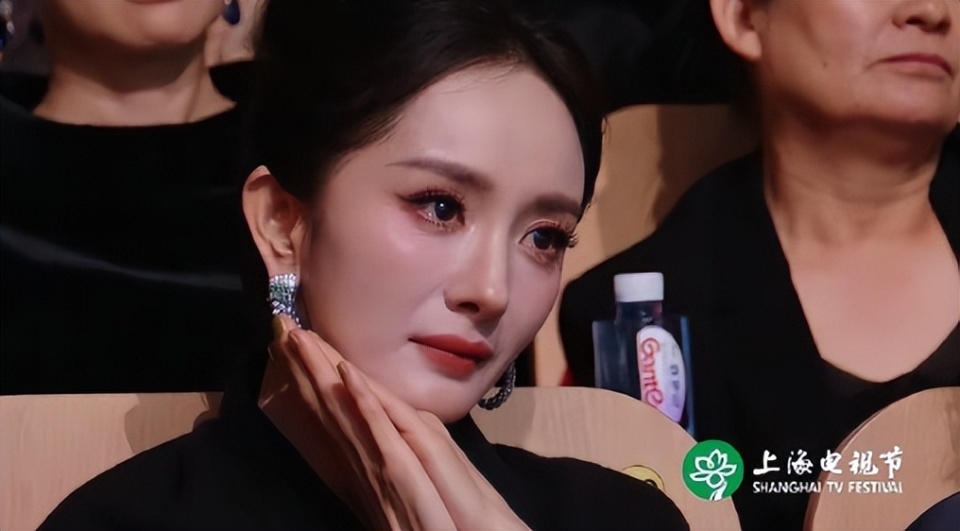 杨紫、于和伟再摘“白玉兰”，现场明星的表情变化却上演另一种江湖