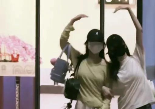 双向闺蜜情太好磕！白鹿与呵呵机场亲密挽手，同步比心甜度拉满|白鹿(演员)_订阅