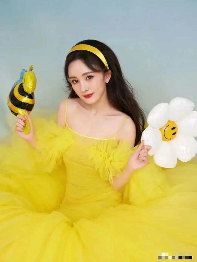 杨幂可谓是人间清醒，希望其他艺人能明白这些道理，起到榜样作用