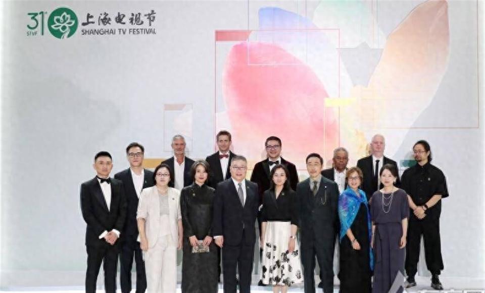 肖战、张凌赫、杨紫、杨幂……上海电视节红毯星光熠熠，现场直击
