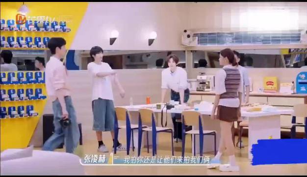 沈梦辰晒张凌赫何炅拍摄宿舍照