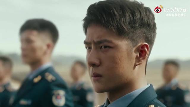 王一博主演《长空之王》首现试飞烈士公墓，誓言忠诚奉献