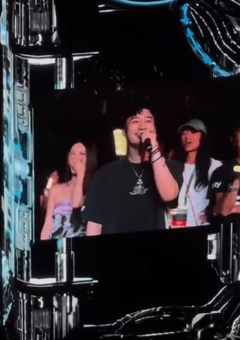 周杰伦演唱会当面问，黄晓明夸昆凌是天使