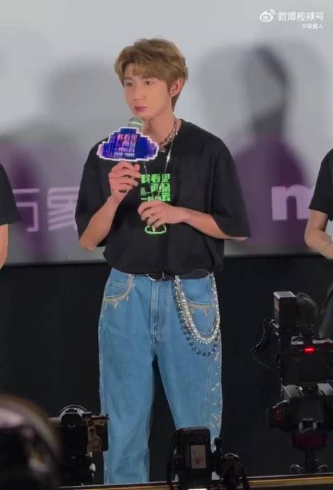 王源六场体育场演唱会获批，结束路演启动巡演