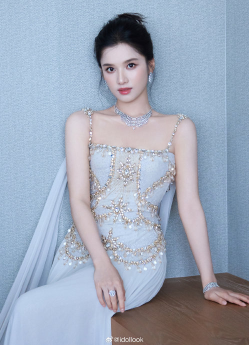 张婧仪这件定制大红礼服价值多少钱