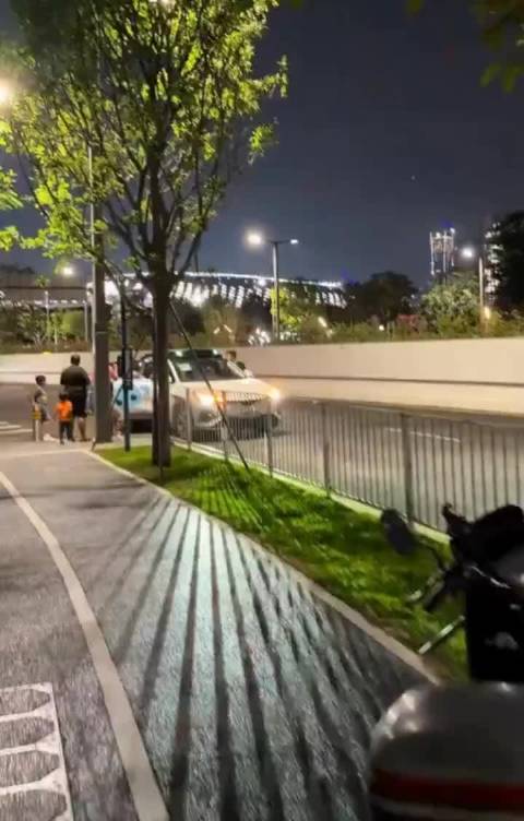 夜幕下的深圳，印度的一家八口想挤进一辆无人出租车