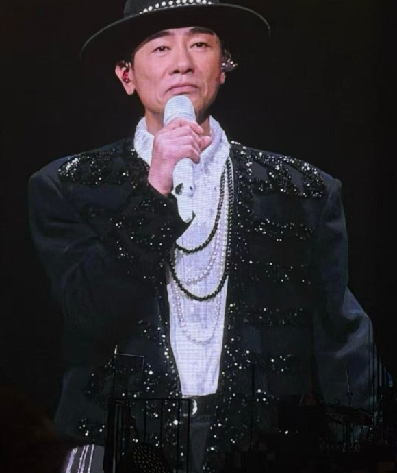 58岁陈小春全开麦唱跳打脸偏见：人老了不辛酸