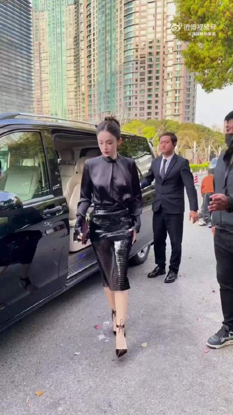 娜扎上海活动路透，美神把东方明珠变成了背景板