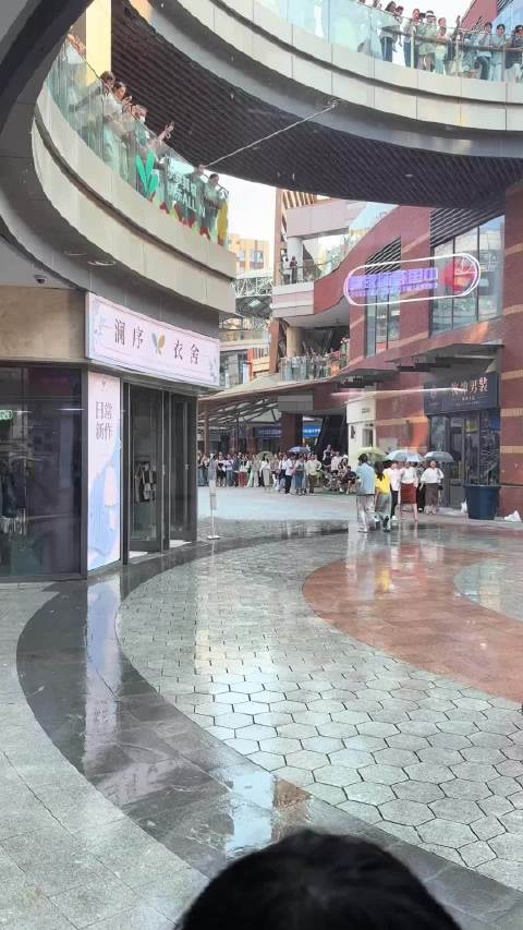 关晓彤和林一来青岛拍戏啦！就这样水灵灵的拥抱上了