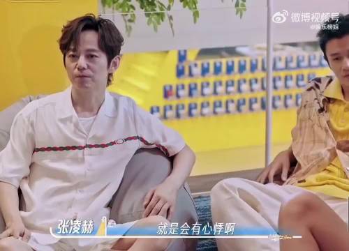 张凌赫收工后难入睡需调理