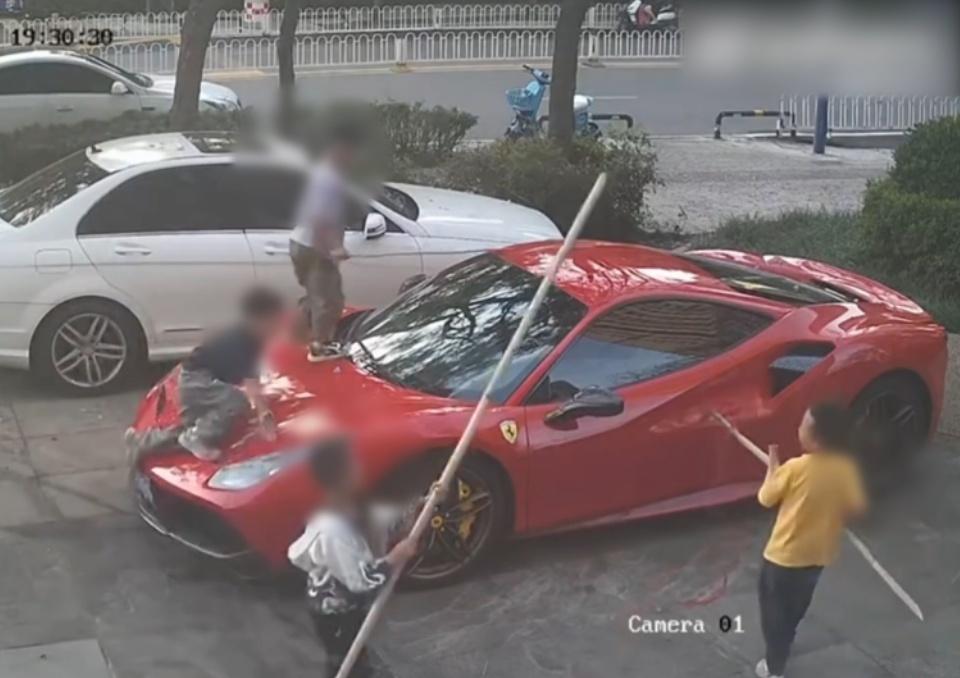 360万法拉利被4孩童当滑梯划伤,家长仅共赔五千且无人致歉,车主将提起民事诉讼