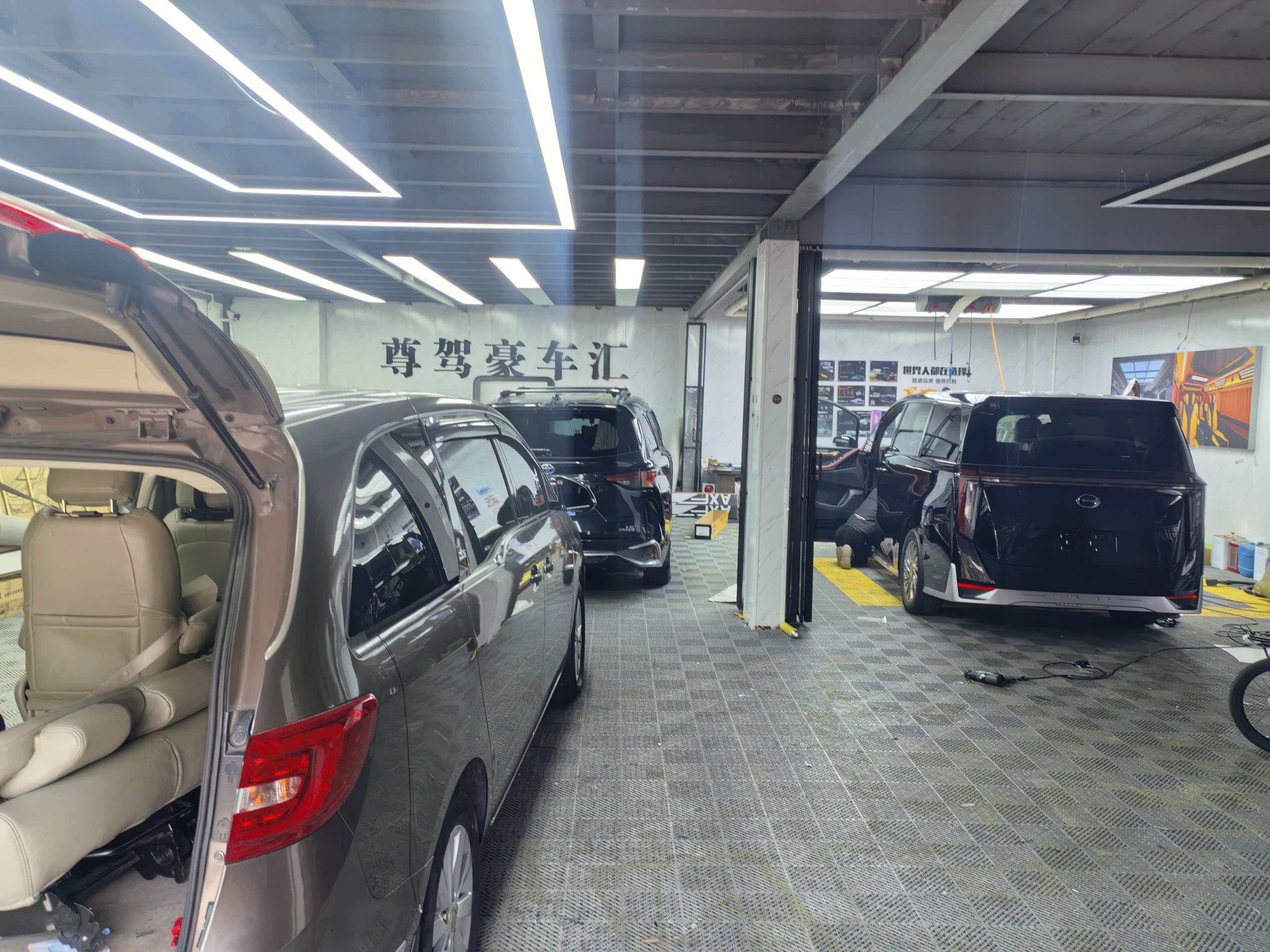 慈溪极氪蔚来改装,极氪9X木纹航空地板发光门槛踏板完工实拍