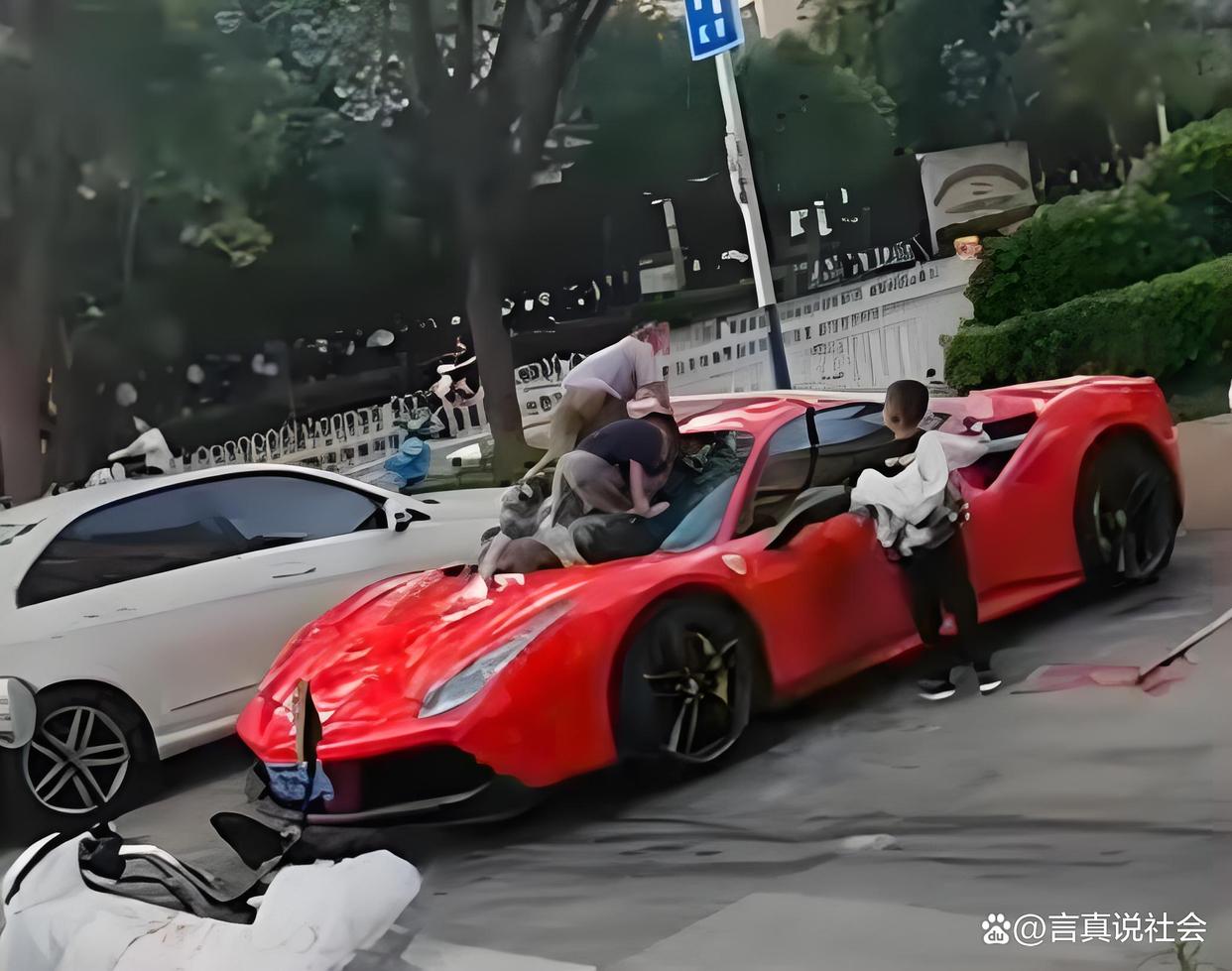 4熊娃将法拉利当滑梯玩致多处划痕,修车费近3万,家长:只赔5千