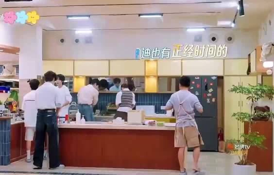 张凌赫自述连续7天仅睡20小时，对鸡蛋蛋糕过敏