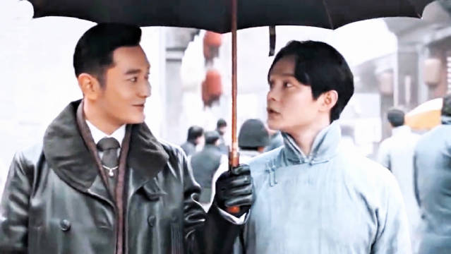黄晓明深夜与长发美女现身KTV
