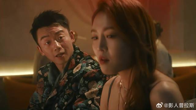 朋友聚会，怎料男友抢着要买单，女友一脸不爽
