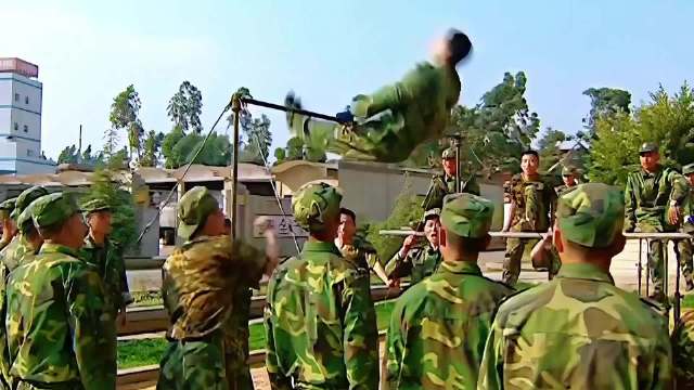 《士兵突击》中许三多三百三十三个腹部绕杠，到底属于什么水平？