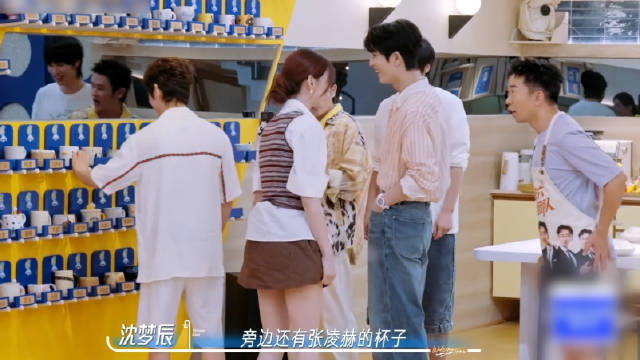 沈梦辰与张凌赫节目互动引热议,紧张到咽口水