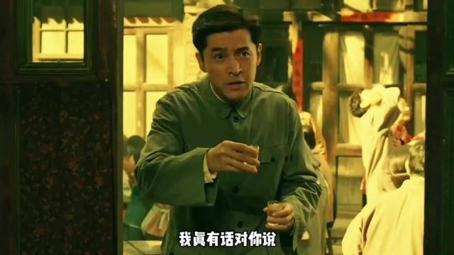 警察只是路过理发店听到里面的谈话，就知道这个理发的人不简单