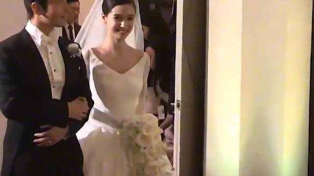 黄晓明深夜与胡冉儿同赴KTV，新恋情曝光