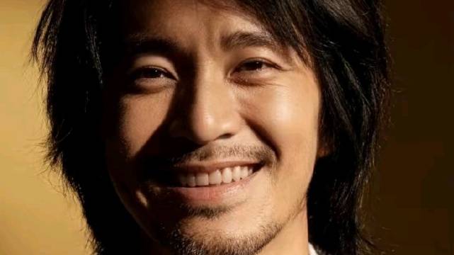 周星驰电影为何受男性偏爱，角色共鸣底层奋斗与遗憾
