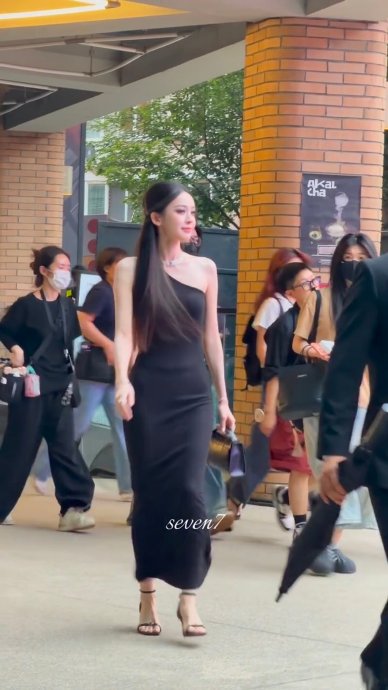 娜扎录你好星期六斜肩黑裙生图美如雕塑