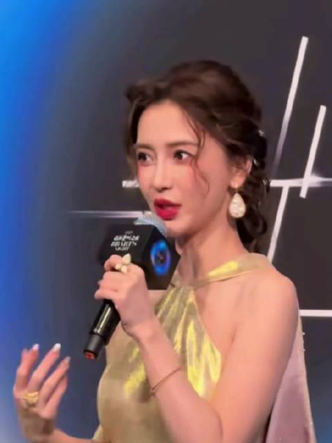 Angelababy白纸签名引法律风险提醒