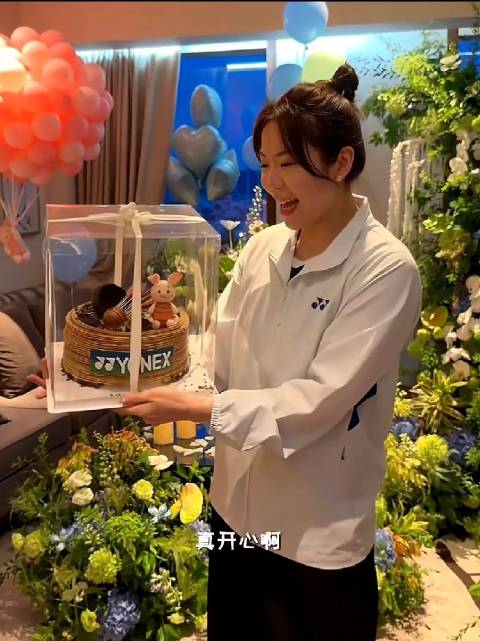 贾一凡的生日vlog羽毛球届的“奢侈品”尤尼克斯为Elsa准备的生日惊喜