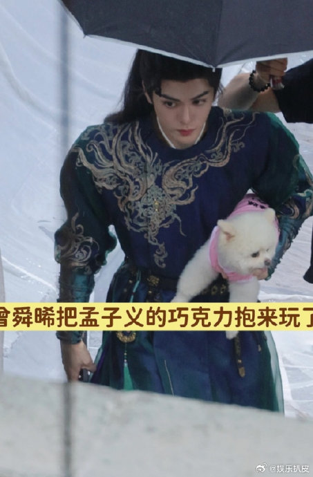 曾舜晞片场抱孟子义的狗帮新剧做宣传太会了！