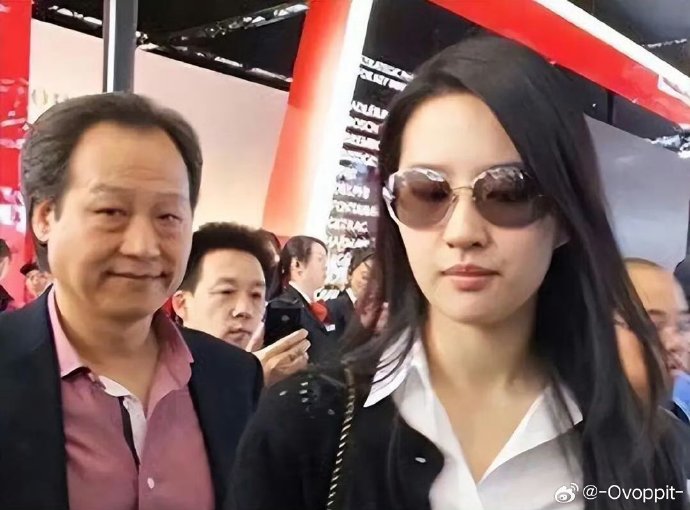张月模仿刘亦菲意外撞脸，反差感太圈粉！